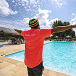 Animateur devant la piscine du camping