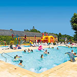 Des familles s'amusent au parc aquatique du camping
