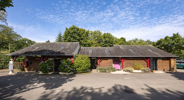 Espace sanitaire du camping Domaine du Logis, avec douches, toilettes et laverie