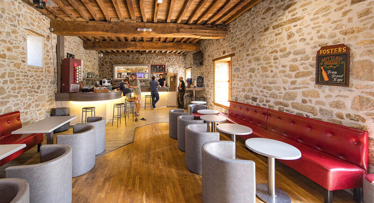 L'intérieur du bar du camping Domaine du Logis
