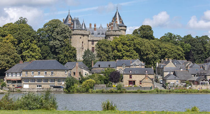 Le Camping Domaine du Logis est proche de Combourg et son château