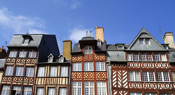 Les maisons à pans de bois de Rennes, capitale de la Bretagne, à 30 km du camping Domaine du Logis