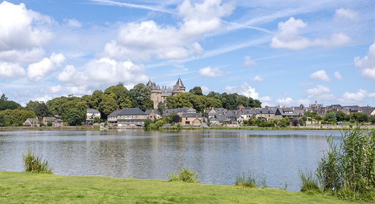 Combourg, cité médiéval à visiter près du camping Domaine du Logis en Ille-et-Vilaine