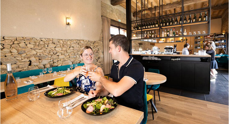 Couple au restaurant du Camping Domaine du Logis