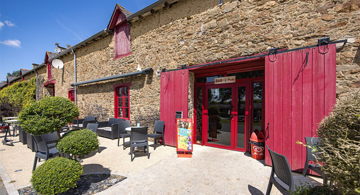 La terrasse ensoleillée du bar du camping
