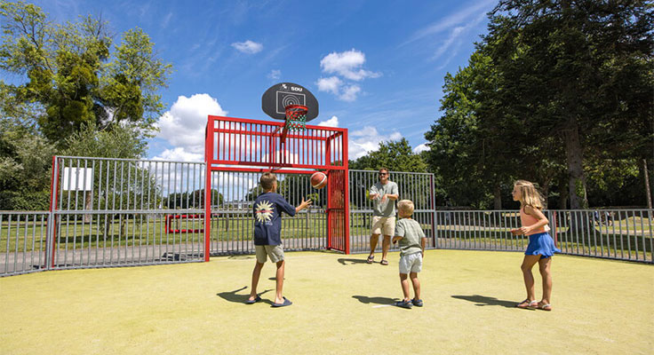 Tournoi de basket sur le terrain multisport