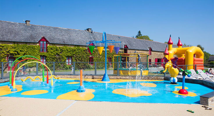 L'aire de jeux aqualudique au camping Domaine du Logis en Ille-et-Vilaine