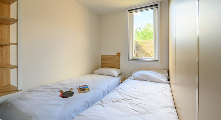 Chambre avec deux lits simples mobil-home Comfort