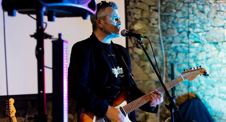 Une soirée animée avec un concert au bar du Camping Domaine du Logis