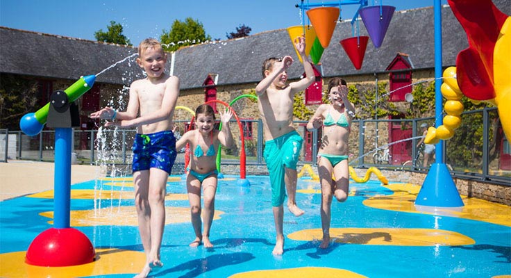 Les enfants s'amusent dans l'aire de jeux aqualudique