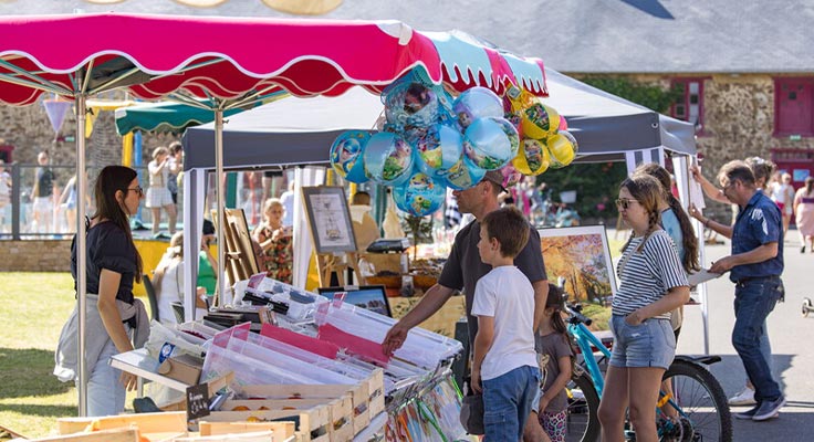 En haute saison, le camping Domaine du Logis accueille un marché.
