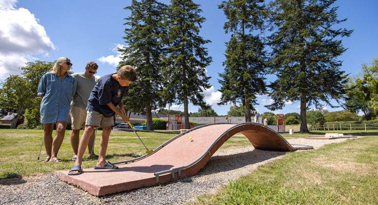 Le mini-golf du Camping Domaine du Logis