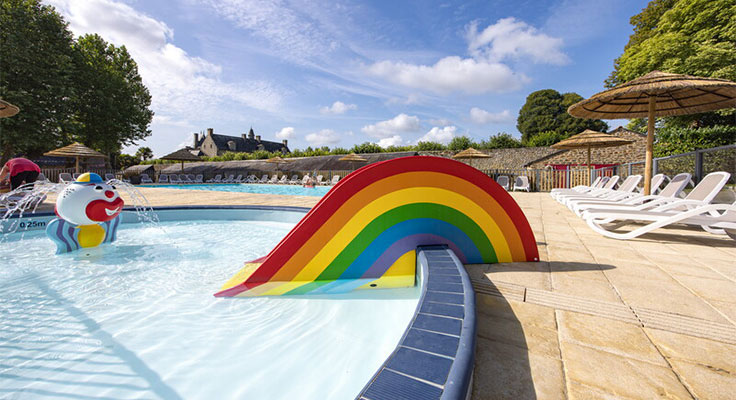 Les plus petits pourront profiter de la pataugeoire et du toboggan