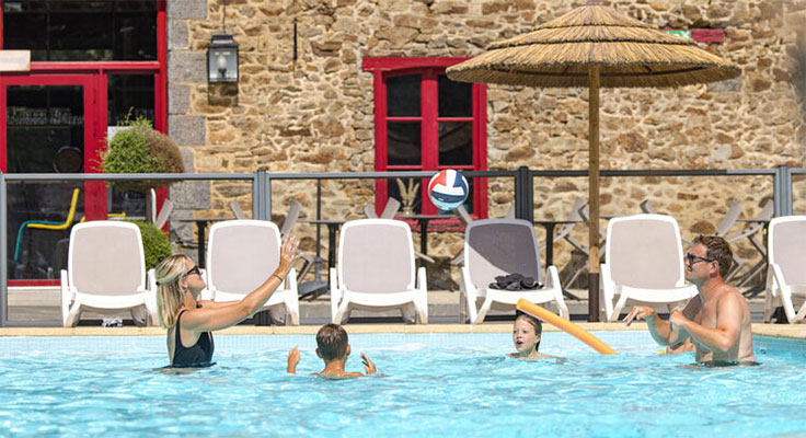 Jeu de ballon en famille dans la piscine du camping Domaine du Logis
