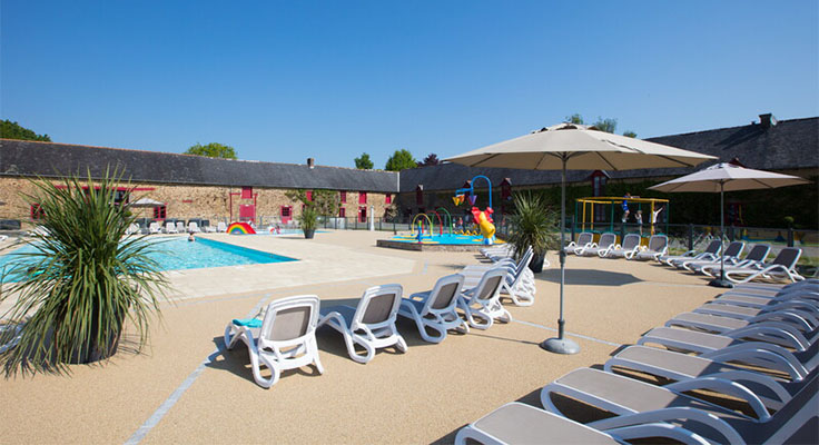 Profitez de la piscine et du soleil sur nos transats